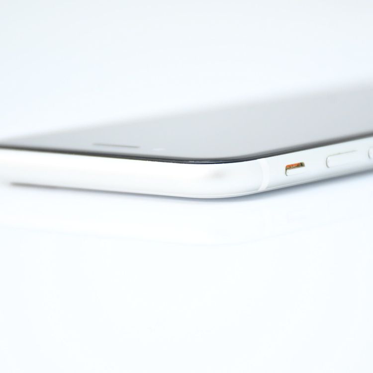 �ڱվ����ʡ�SIM�ե꡼ iPhone SE �裲���� 128GB �ۥ磻��