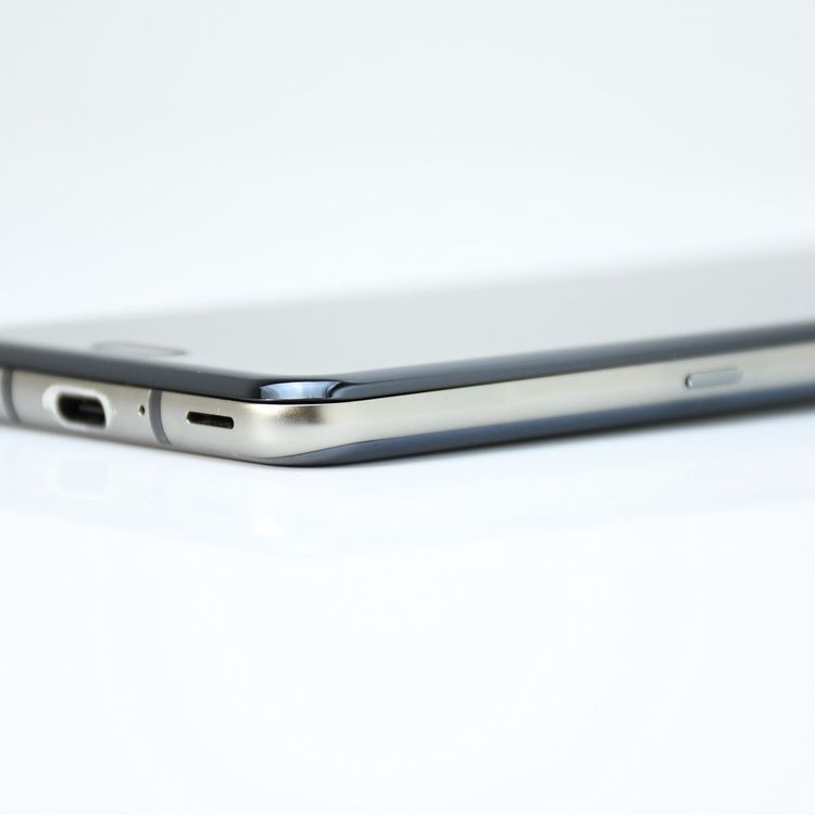 �ڱվ����ʡ������ɹ��� SIM�ե꡼ docomo AQUOS R3 SH-04L �֥�å�