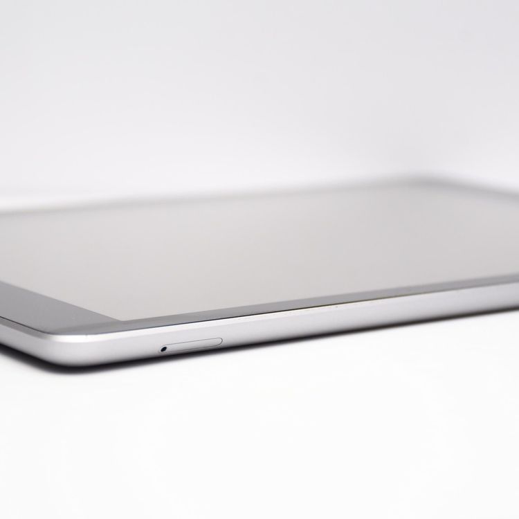 �����ʡ�docomo SIM�ե꡼iPad ��5���� 128GB ���ڡ������쥤