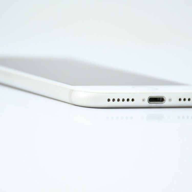 �����ʡ��Хåƥ꡼�������� 81��� SIM�ե꡼ iPhone 7 32GB ����С�