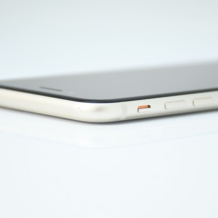 ڽХåƥ꡼81%docomo SIMե꡼ iPhoneSE 裳 64GB饤