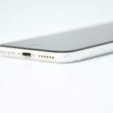 SIM�ե꡼ iPhone SE �裲���� 64GB �ۥ磻��