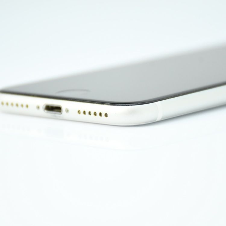 SIM�ե꡼ iPhone SE �裲���� 64GB �ۥ磻��