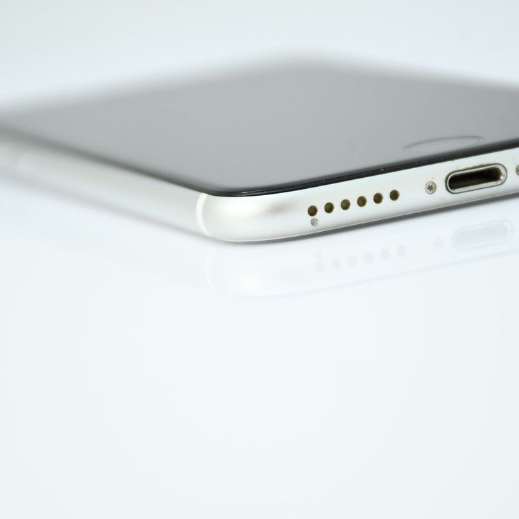 �ڱվ����ʡ������Хåƥ꡼81���docomo SIM�ե꡼ iPhone SE �裲���� 64GB