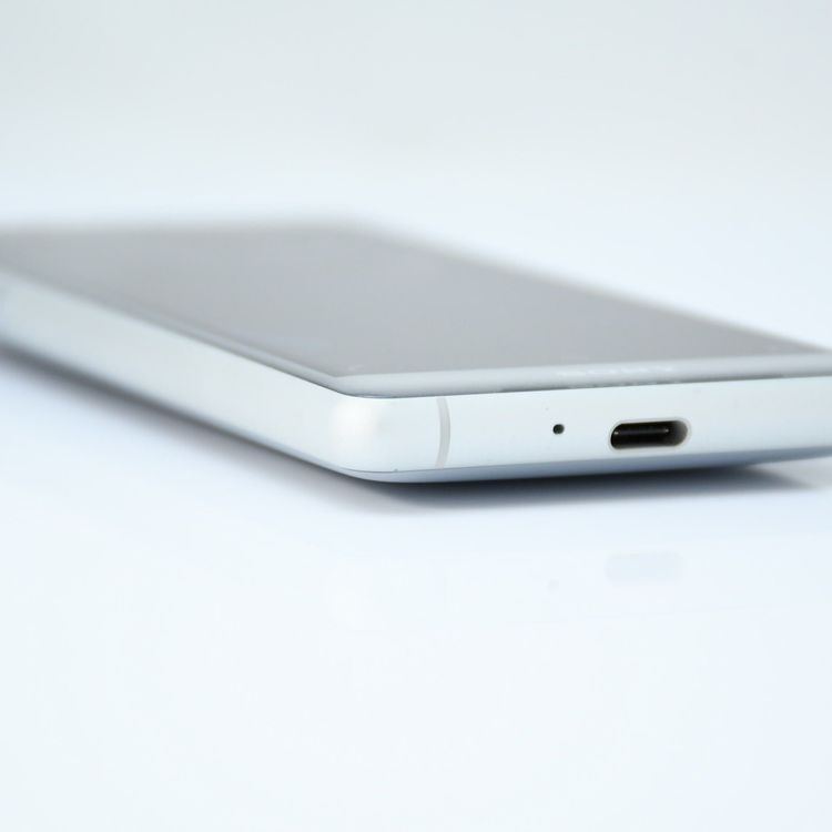 �ڱվ����ʡ������ɹ���SIM�ե꡼ docomo Xperia XZ2 Compact SO-05K