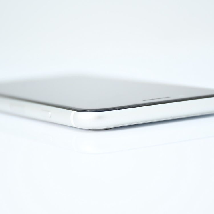 �ڽ����Хåƥ꡼83��۳�ŷ��Х��� SIM�ե꡼ iPhone SE �裲���� 64GB �ۥ磻��