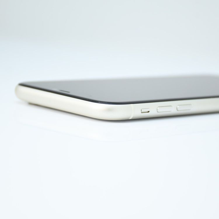 �����ʡ������Хåƥ꡼��������88���au SIM�ե꡼ iPhone11 64GB �ۥ磻��