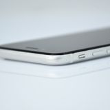 ��ư��ġ�����100 %��SIM�ե꡼ iPhone SE�裲���� 128GB �ۥ磻��