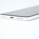 �ڽ����Хåƥ꡼80���au SIM�ե꡼ iPhone SE �裲���� 64GB �ۥ磻��