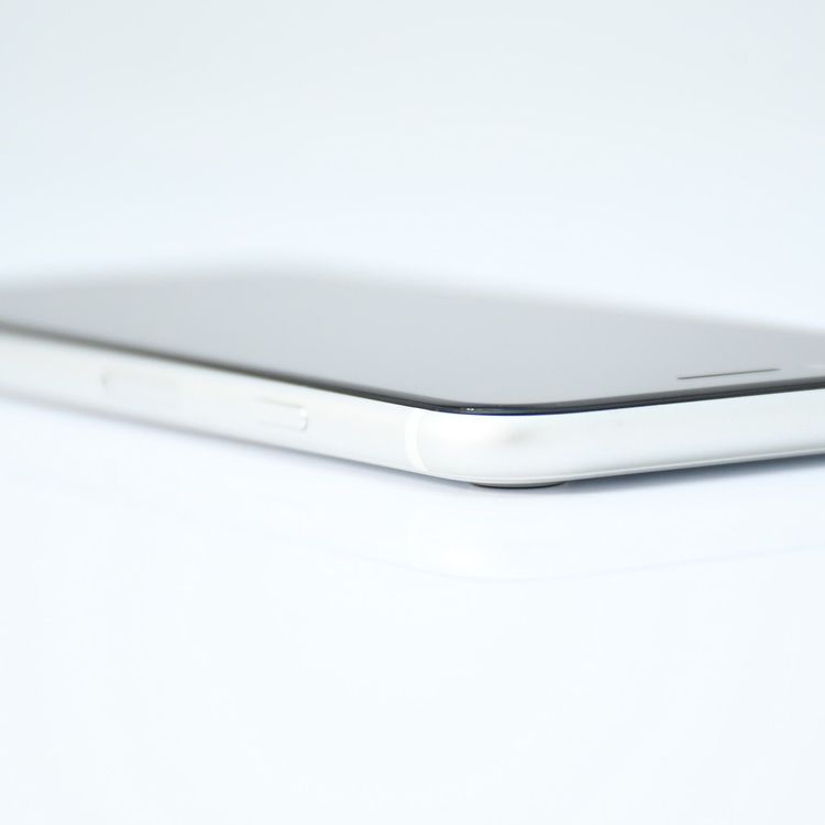 �����ʡ������Хåƥ꡼83���SIM�ե꡼ iPhone SE �裲���� 128GB �ۥ磻��