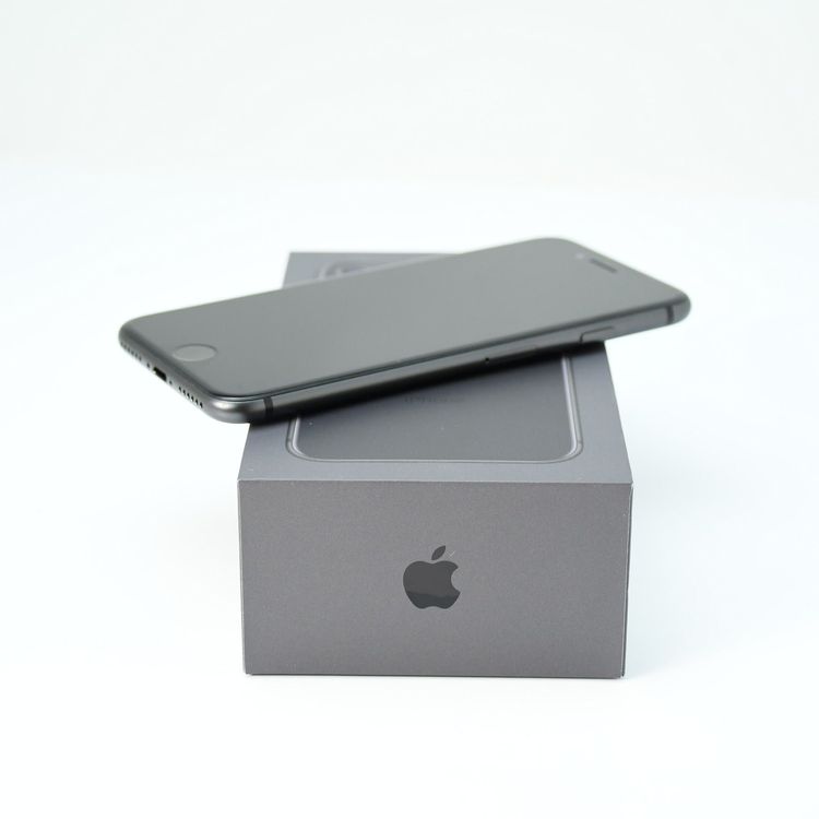 �ڱվ����ʡ�SIM�ե꡼ iPhone 8 64GB ���ڡ������쥤