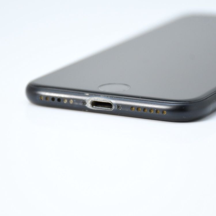 �ڱվ����ʡ������Хåƥ꡼88��� SIM�ե꡼iPhone SE �裲���� 128GB �֥�å�