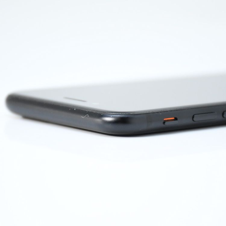 �ڱվ����ʡ�SIM�ե꡼ iPhone SE �裲���� 64GB �֥�å�