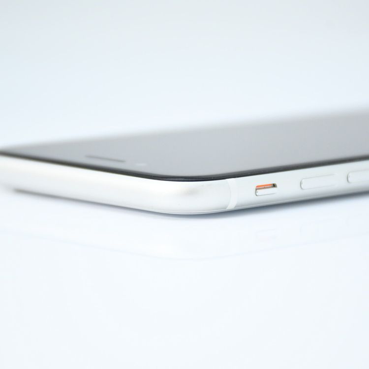 SIM�ե꡼ iPhone SE �裲���� 64GB �ۥ磻��