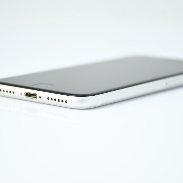 �ڽ����Хåƥ꡼82���SIM�ե꡼ iPhone SE �裲���� 64GB �ۥ磻��