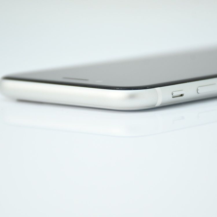 �ڥ���󥯡�SIM�ե꡼ iPhone SE �裲���� 128GB �ۥ磻��