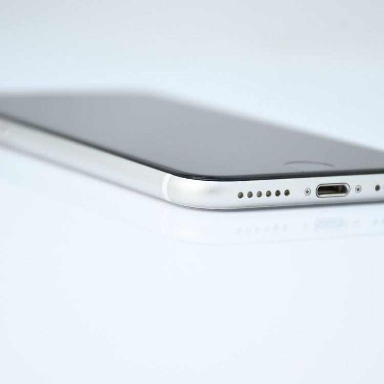 �ڱվ����ʡ�SIM�ե꡼ iPhone SE �裲���� 128GB �ۥ磻��