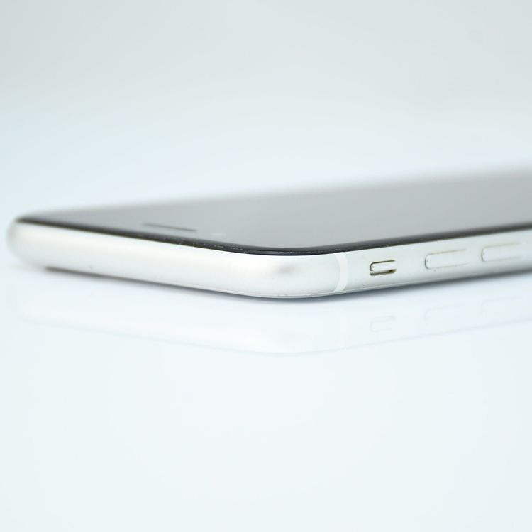 ��ư��ġ�����100 %��SIM�ե꡼ iPhone SE�裲���� 64GB �ۥ磻��