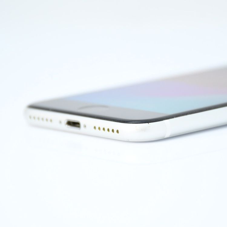 �ڽ����Хåƥ꡼��������83���SIM�ե꡼iPhone SE �裲���� 128GB �ۥ磻��