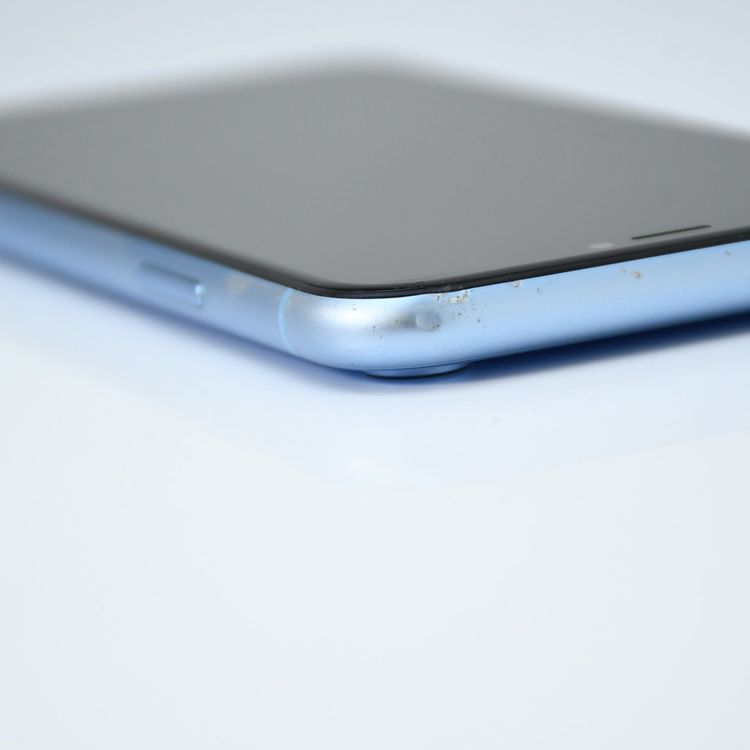 �ڽ����Хåƥ꡼82���au SIM�ե꡼ iPhone XR 128GB �֥롼