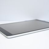 �ڱվ����ʡ�iPad ��9���� Wi-Fi 64GB ����С�