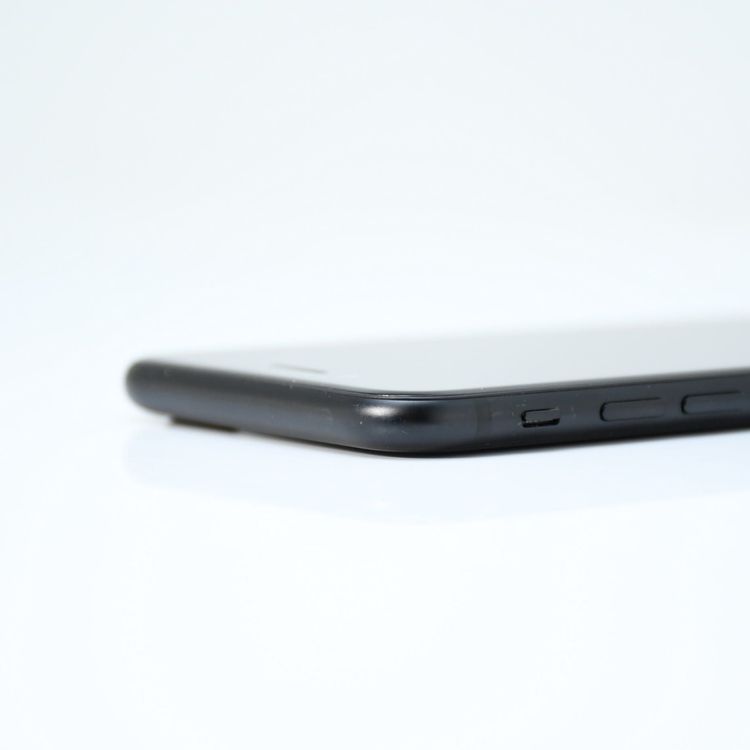 �����ʡ�SIM�ե꡼ iPhone SE �裲���� 128GB �֥�å�