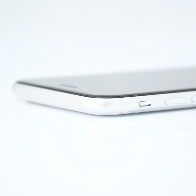 �����ʡ�docomo iPhone SE �裲���� 64GB �ۥ磻��