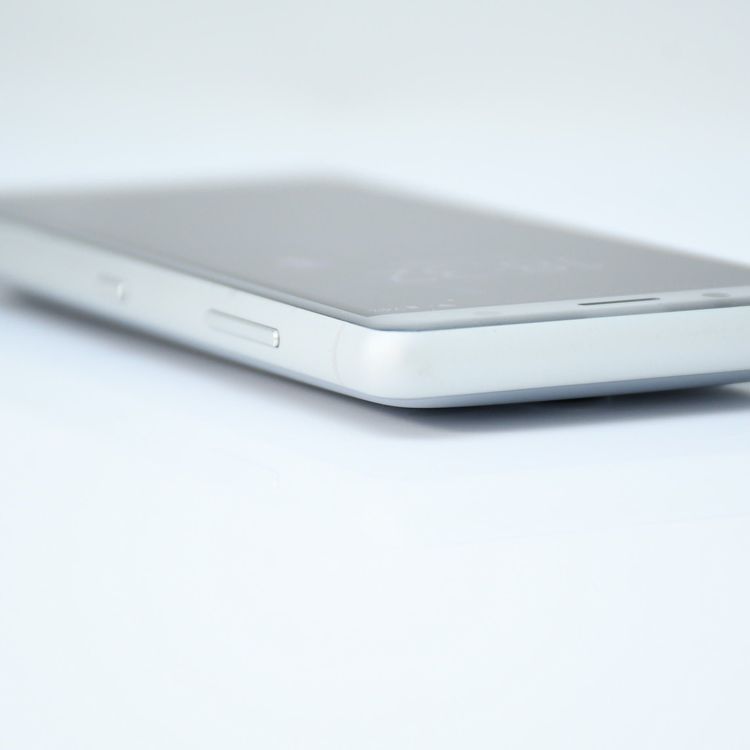 �ڱվ����ʡ������ɹ���SIM�ե꡼ docomo Xperia XZ2 Compact SO-05K