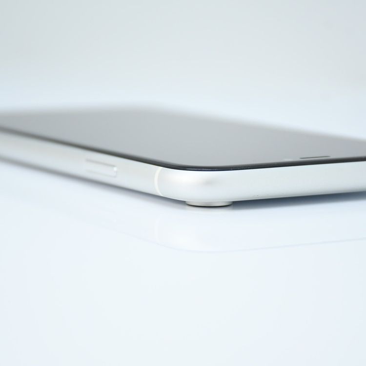 �����ʡ������Хåƥ꡼83���au SIM�ե꡼ iPhone XR 64GB �ۥ磻��