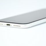 �����ʡ������Хåƥ꡼76���au SIM�ե꡼ iPhone SE �裲���� 64GB �ۥ磻��