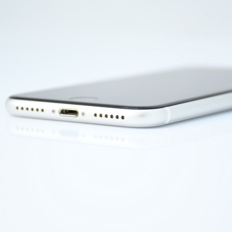 SIM�ե꡼ iPhone SE �裲���� 64GB �ۥ磻��