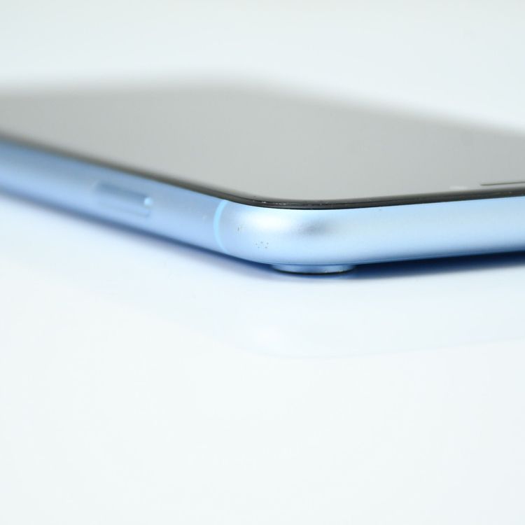 �ڱվ����ʡ�au SIM�ե꡼ iPhone XR 64GB �֥롼