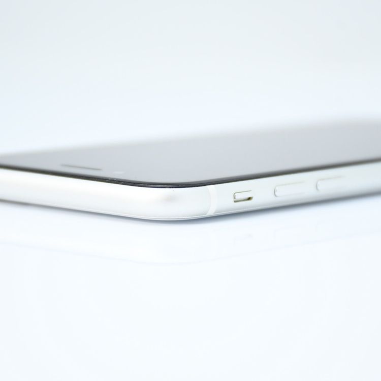 �����ʡ�SIM�ե꡼ iPhone SE �裲���� 128GB �ۥ磻��