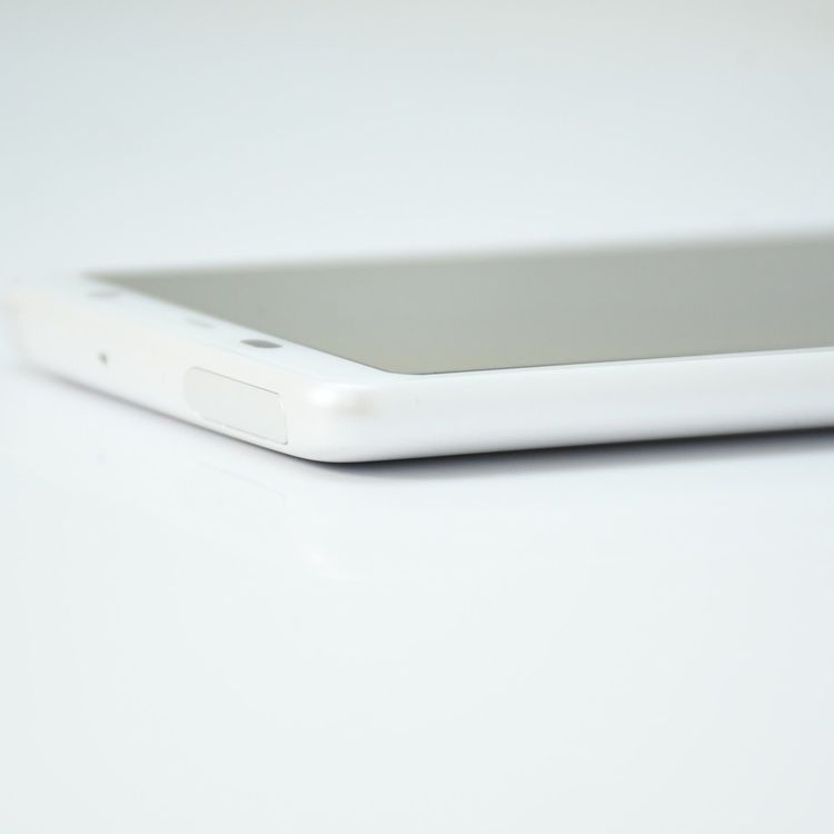 �������ɹ���SIM�ե꡼ docomo arrows Be3 F-02L �ۥ磻��