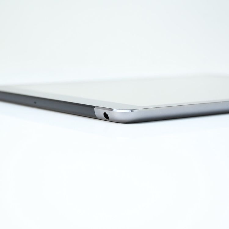 �ڥХåƥ꡼��������91������ʡ�au iPad Air 16GB