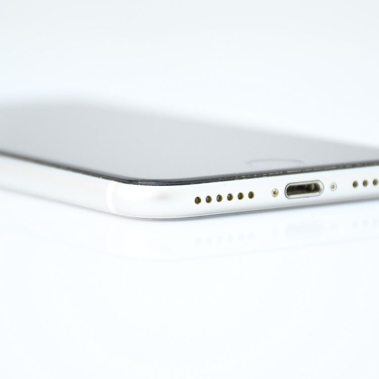 SIM�ե꡼iPhone SE �裲���� 64GB �ۥ磻��