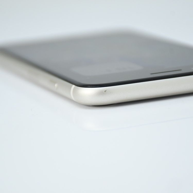�ڽ����Хåƥ꡼83���SIM�ե꡼ iPhoneSE �裳���� 64GB �������饤��