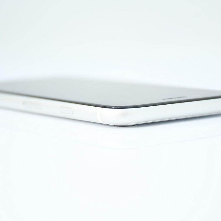 �ڱվ����ʡ������Хåƥ꡼77���SIM�ե꡼ iPhone SE �裲���� 128GB �ۥ磻��