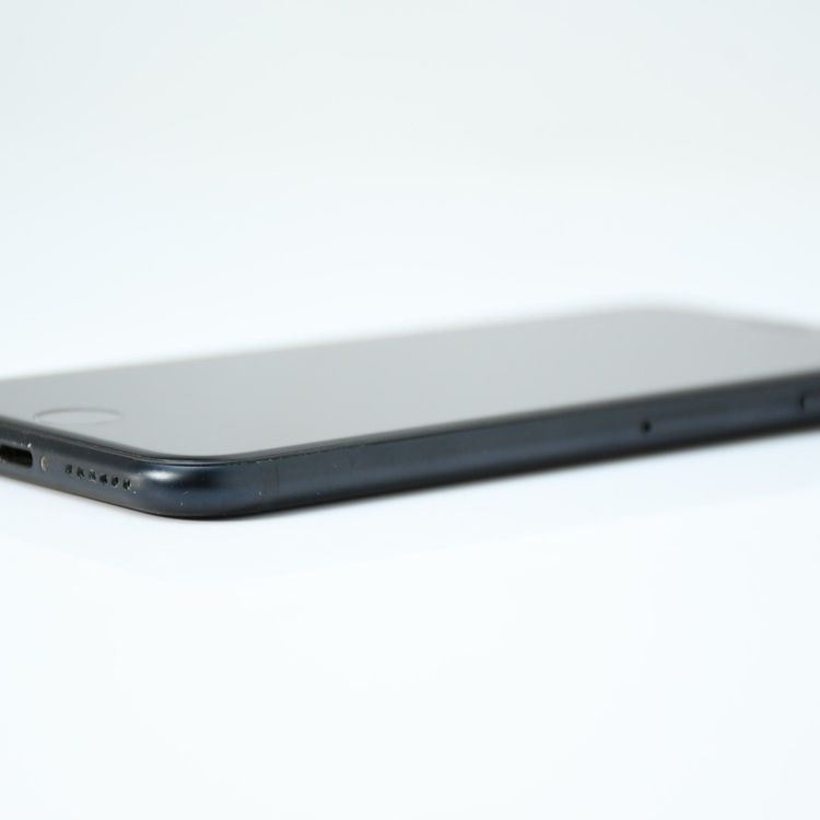 �ڱվ����ʡ������Хåƥ꡼83%��au SIM�ե꡼ iPhoneSE �裳���� 64GB