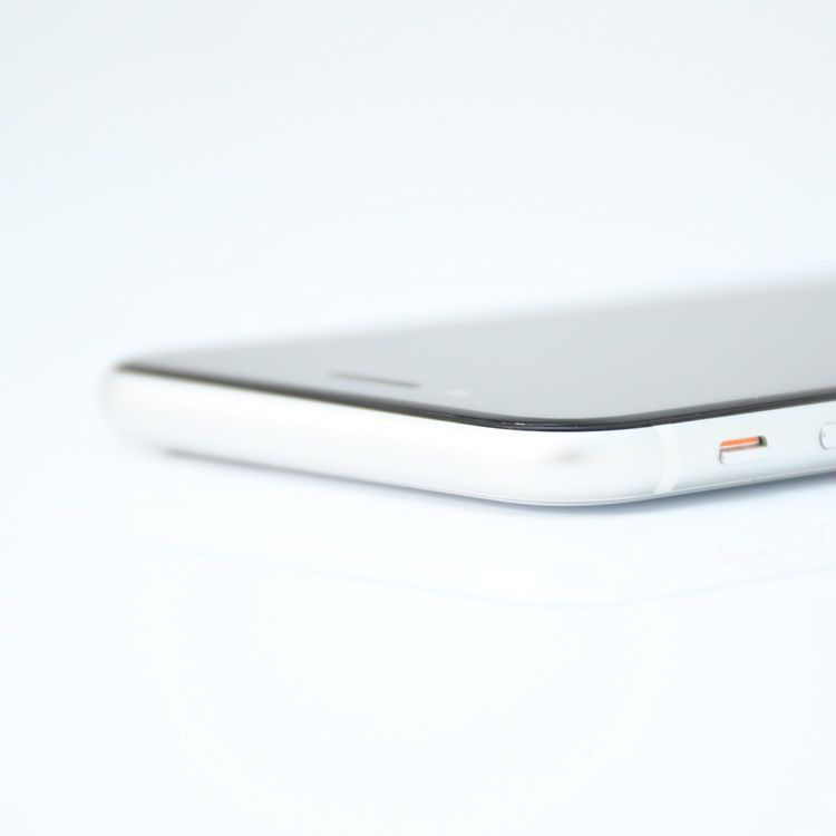 �ڽ����Хåƥ꡼�������� 82���SIM�ե꡼ iPhone SE �裲���� 64GB �ۥ磻��