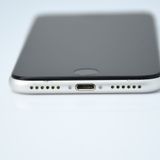 ��ư��ġ�����100 %��SIM�ե꡼ iPhone SE�裲���� 128GB �ۥ磻��