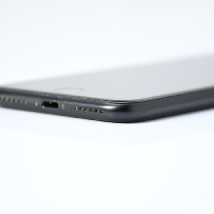 �ڱվ����ʡ�SIM�ե꡼ iPhone SE �裲���� 64GB �֥�å�