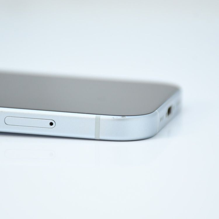 �ڱվ����ʡ������Хåƥ꡼93���SIM�ե꡼ iPhone15 128GB �֥롼