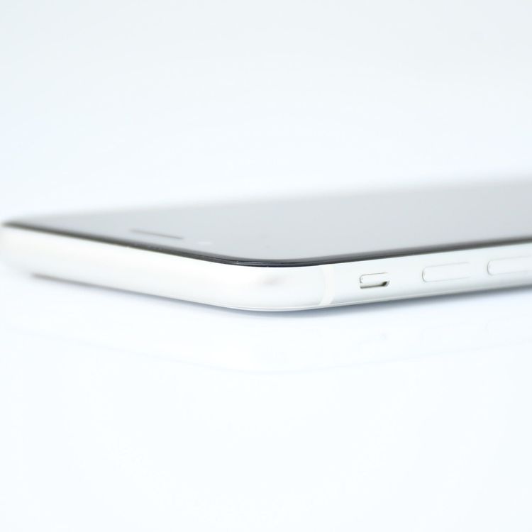 �����ʡ�docomo SIM�ե꡼ iPhone SE �裲���� 64GB �ۥ磻��