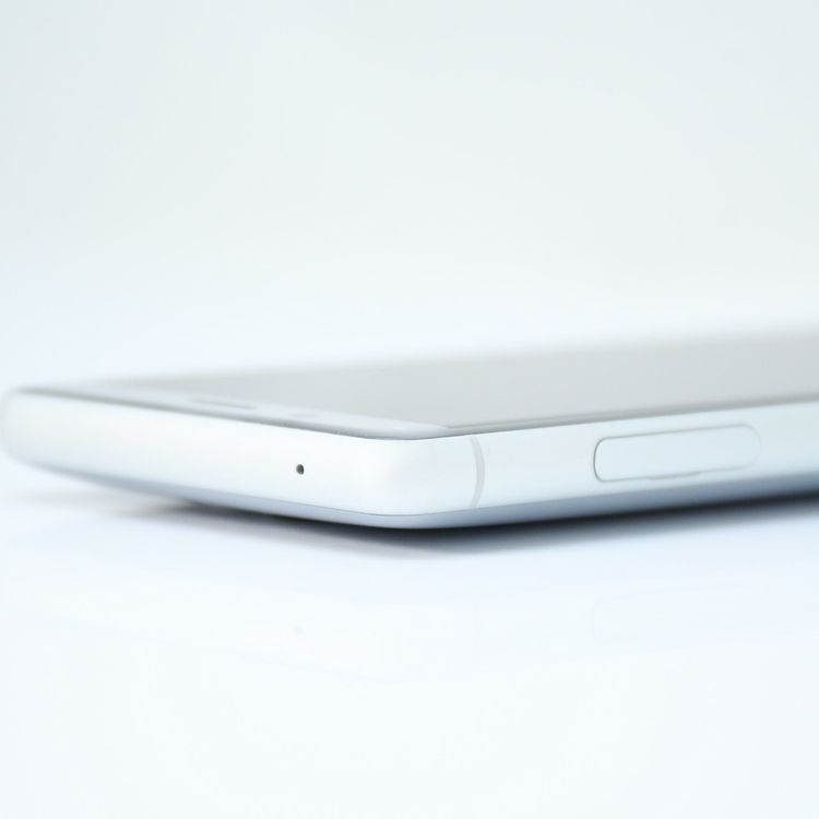 �ڿ���Ʊ�͡�SIM�ե꡼ docomo Xperia XZ2 Compact SO-05K