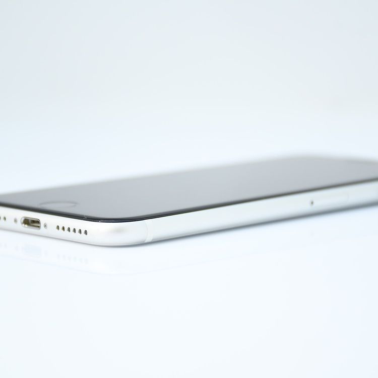 �ڽ����Хåƥ꡼�������� 81���SIM�ե꡼ iPhone SE �裲���� 64GB �ۥ磻��