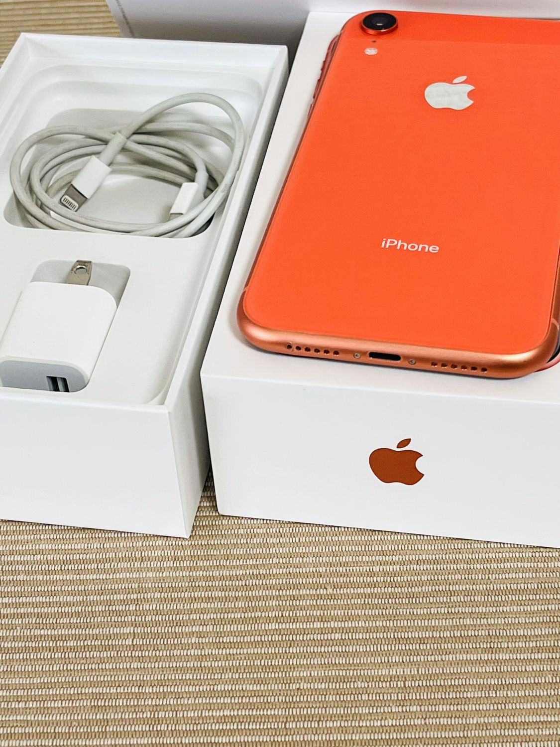 iPhoneXR 64GB ホワイト 残債なし&SIM解除済み（iPhone XR 64GB レッド  