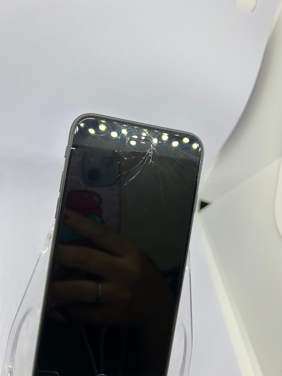 ��SIM�ե꡼ iPhoneSE��3����  64GB �ߥåɥʥ��� �Хåƥ꡼83%
