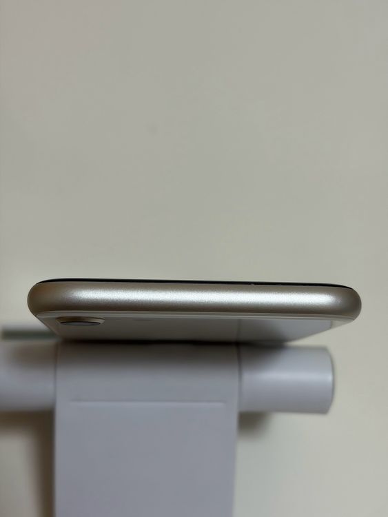 ���Хåƥ꡼84% SIM�ե꡼ iPhoneSE ��3���� 64GB �������饤��
