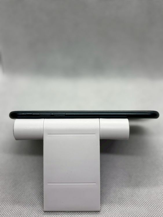 ���Хåƥ꡼90% Ķ���� SIM�ե꡼ iPhoneSE ��3���� 64GB �ߥåɥʥ���